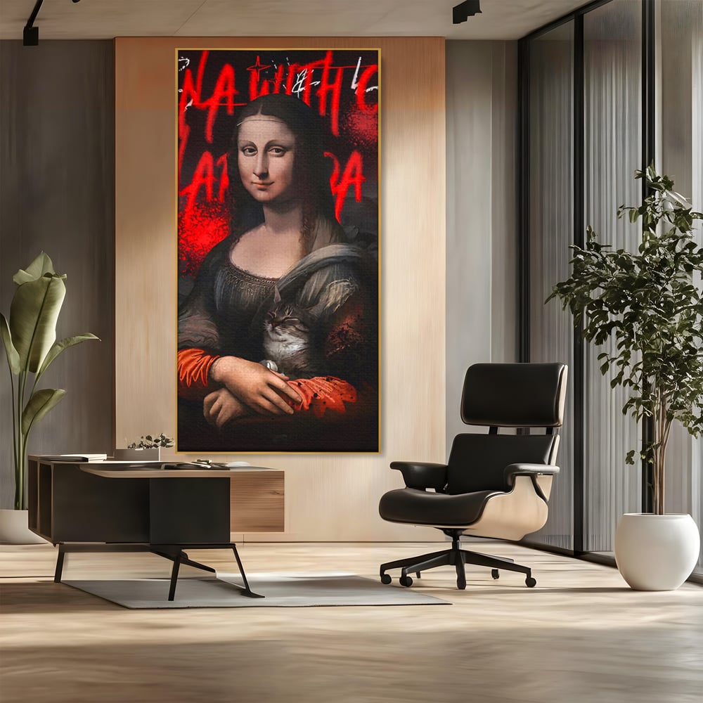 Tablou canvas cu tablou canvas cu mona lisa si o pisica, in rama de aluminiu auriu, pe perete intr-un birou